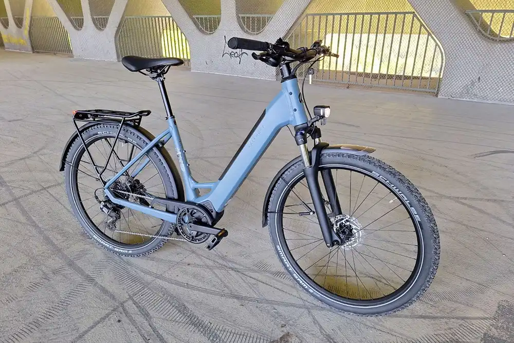 In der Lackierung in Duskblue matt wirkt das Einstieger-Pedelec sogar ein bisschen edel. Foto: Rudolf Huber/SP-X