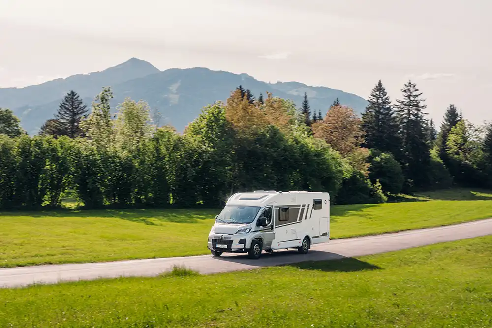 Eine bisher einmalige Lösung für mehr Wohnkomfort im kompakten Segment für aufgebaute Fahrzeuge bietet Carado auch für den 2,14 Meter schmalen, teilintegrierten Van V347. Foto: Carado