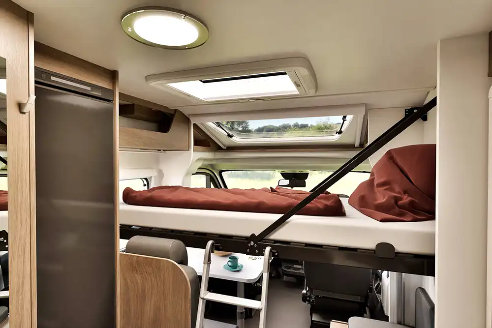 Im V347 gibt es ein Klappbett. Foto: Carado