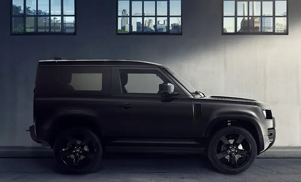 Ohne Ersatzrad passt der Defender besser in die Parklücke. Foto: Land Rover