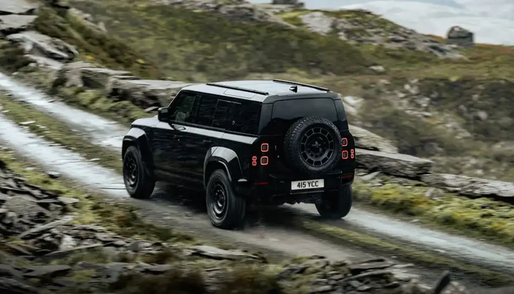 Den Defender Octa gibt es nun komplett in Schwarz. Foto: Land Rover