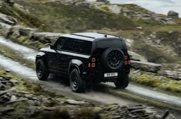 Den Defender Octa gibt es nun komplett in Schwarz. Foto: Land Rover
