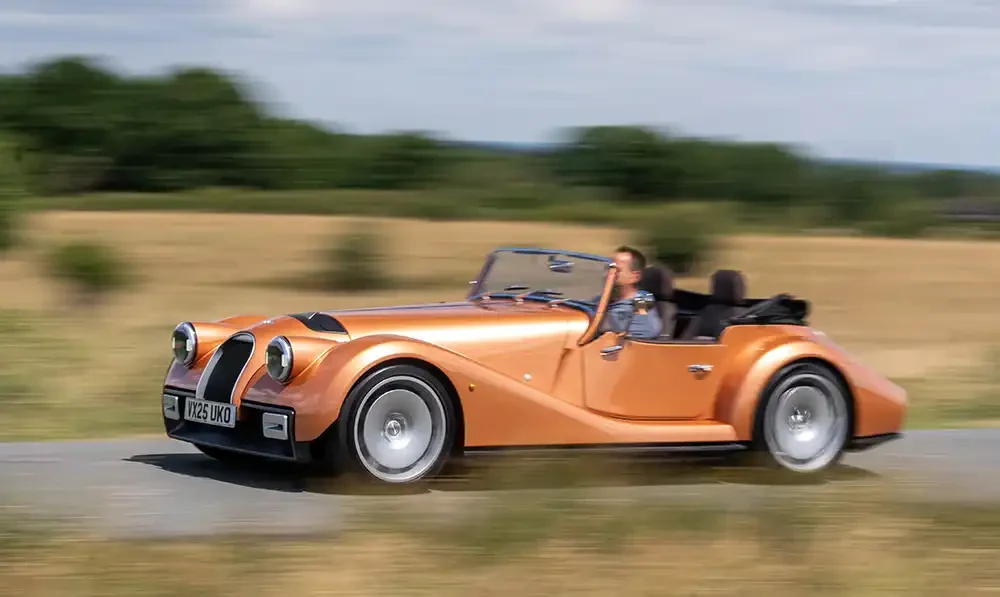 Der Morgan hat die Technik eines Neuwagens, sieht aber aus wie ein Oldtimer. Foto: Morgan