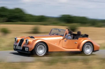 Der Morgan hat die Technik eines Neuwagens, sieht aber aus wie ein Oldtimer. Foto: Morgan
