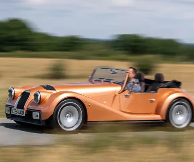 Der Morgan hat die Technik eines Neuwagens, sieht aber aus wie ein Oldtimer. Foto: Morgan