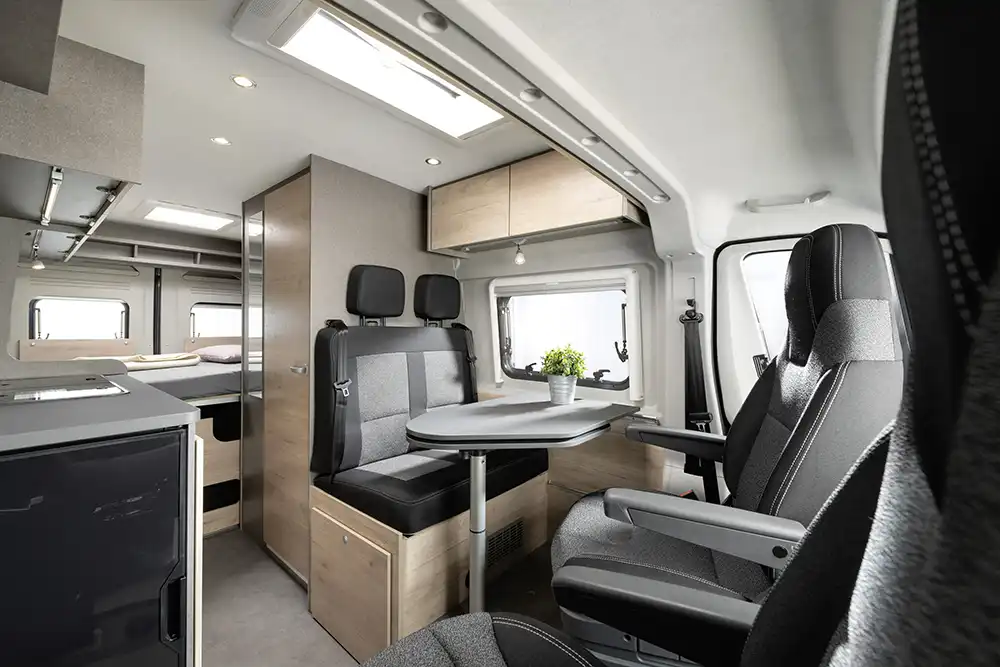 Alle Globetrail-Active-Modelle werden mit einem Schwenkbad, fester Tür und Plissee-Duschvorhang angeboten. Foto: Dethleffs