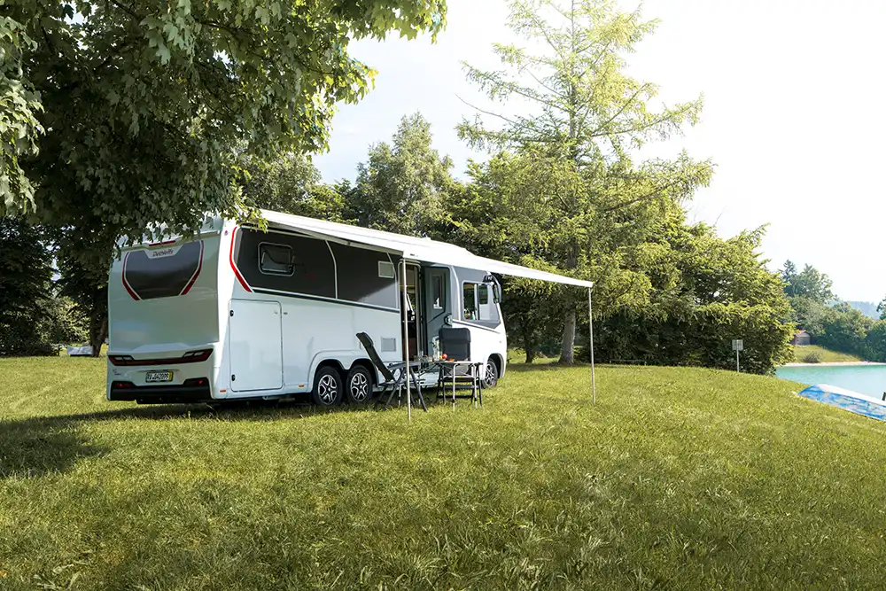 Bei satten 8,60 Metern Länge mangelt es dem 5,4-Tonner im Innenraum weder an Platz und noch an Stauraum. Foto: Dethleffs