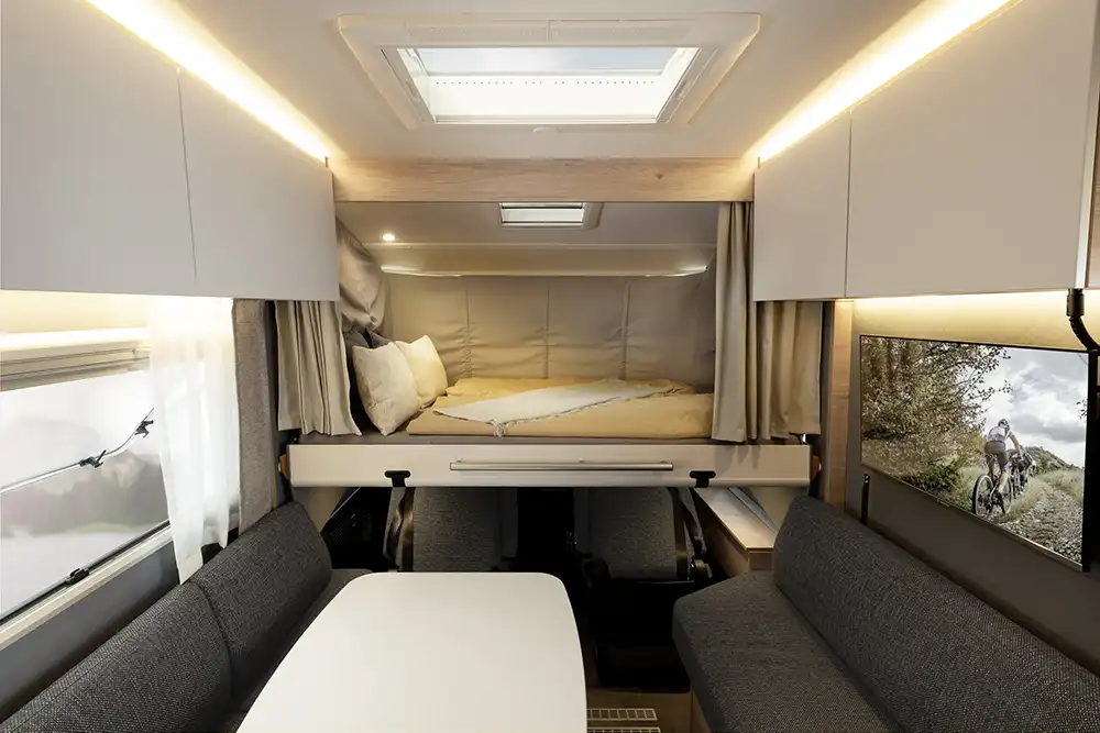 Vier Gurtplätze sind beim Familiy XL serienmäßig an Bord. Ein fünfter Dreipunkt-Gurtplatz kann als Klappsitz in der Sitzbank optional geordert werden. Foto: Dethleffs