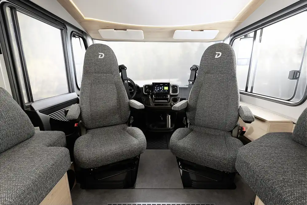 Weil zudem im Gegensatz zum Alkoven die beiden drehbaren Pilotensitze aus dem Fahrerhaus in die großzügige L-Sitzgruppe mit seitlichem Extrasitz eingebunden werden können, ist das Raumgefühl luftig. Foto: Dethleffs