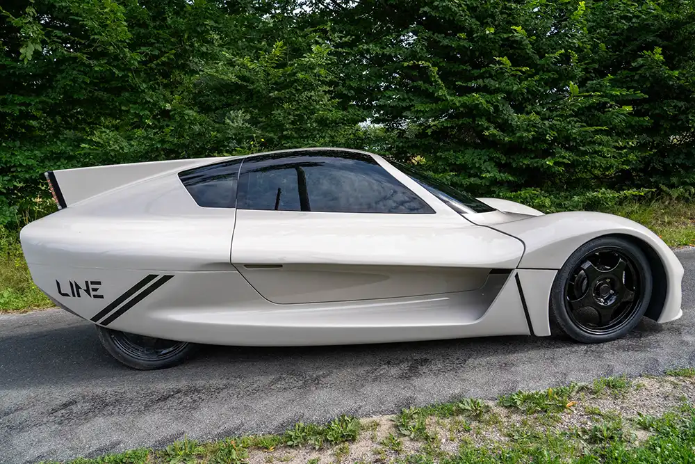 Der unter 500 Kilogramm wiegende Zweisitzer ist 3,93 Meter kurz. Foto: Facteurdix