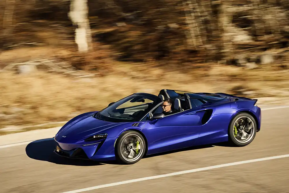 Die 30 lautlosen Kilometer elektrischer Reichweite lassen sich mit McLaren Artura in der Spider-Version auch oben ohne genießen. Foto: McLaren