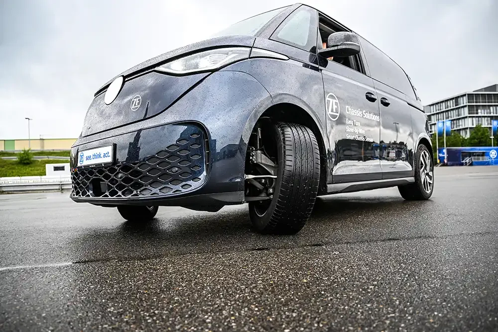 Wenden fast auf der Stelle: ZF hat einen VW ID-Buzz als Versuchsträger auf Steer-by-Wire umgerüstet. Foto: ZF Friedrichshafen