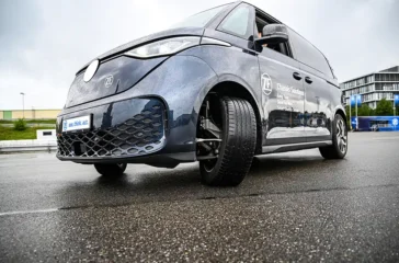 Wenden fast auf der Stelle: ZF hat einen VW ID-Buzz als Versuchsträger auf Steer-by-Wire umgerüstet. Foto: ZF Friedrichshafen