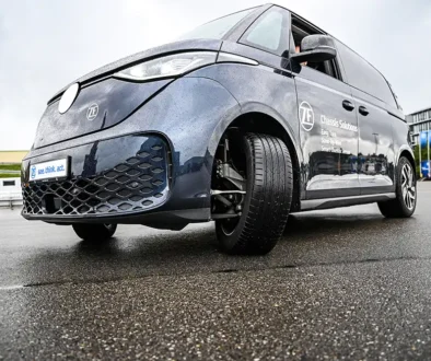 Wenden fast auf der Stelle: ZF hat einen VW ID-Buzz als Versuchsträger auf Steer-by-Wire umgerüstet. Foto: ZF Friedrichshafen