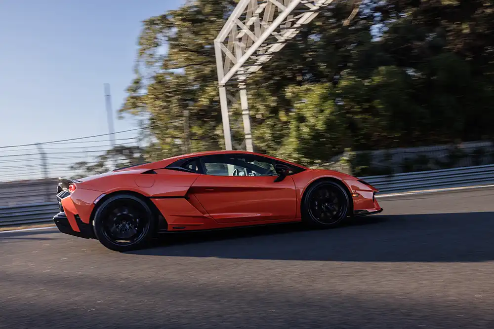 Mit 4,71 Meter ist der Lamborghini Temerario etwa 20 Zentimeter kürzer als der große Bruder Revuelto. Foto: Lamborghini