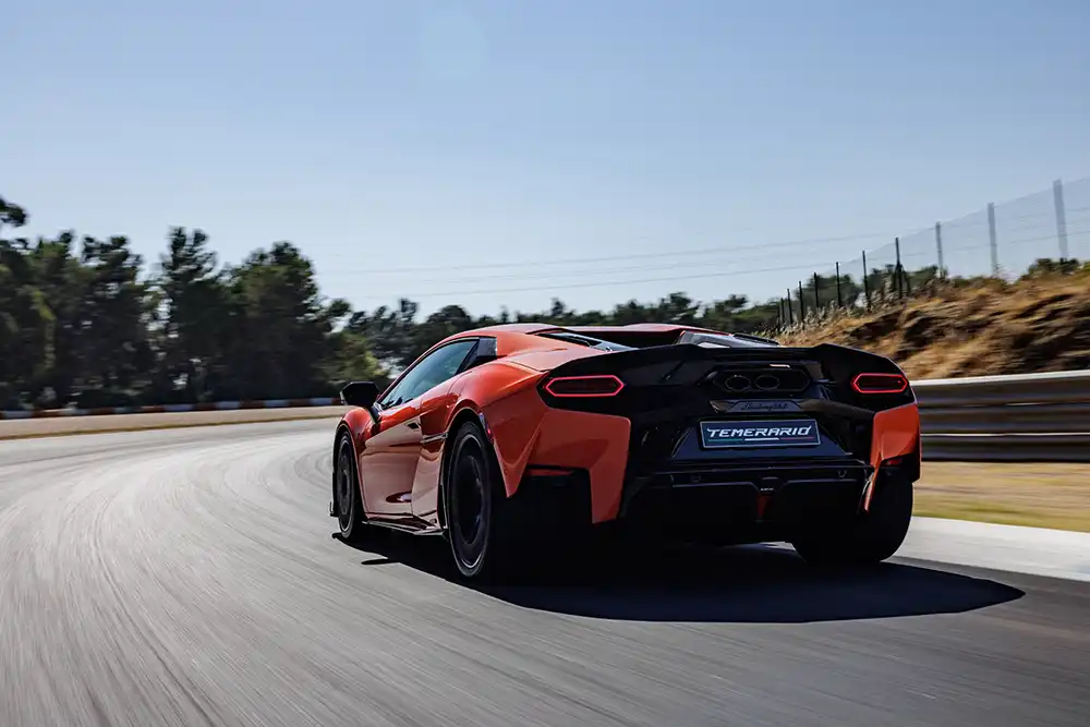 Kurzzeitig, genau genommen für elf Kilometer, kann sich der Lamborghini Temerario still und leise rein elektrisch aus dem Staub machen. Foto: Lamborghini