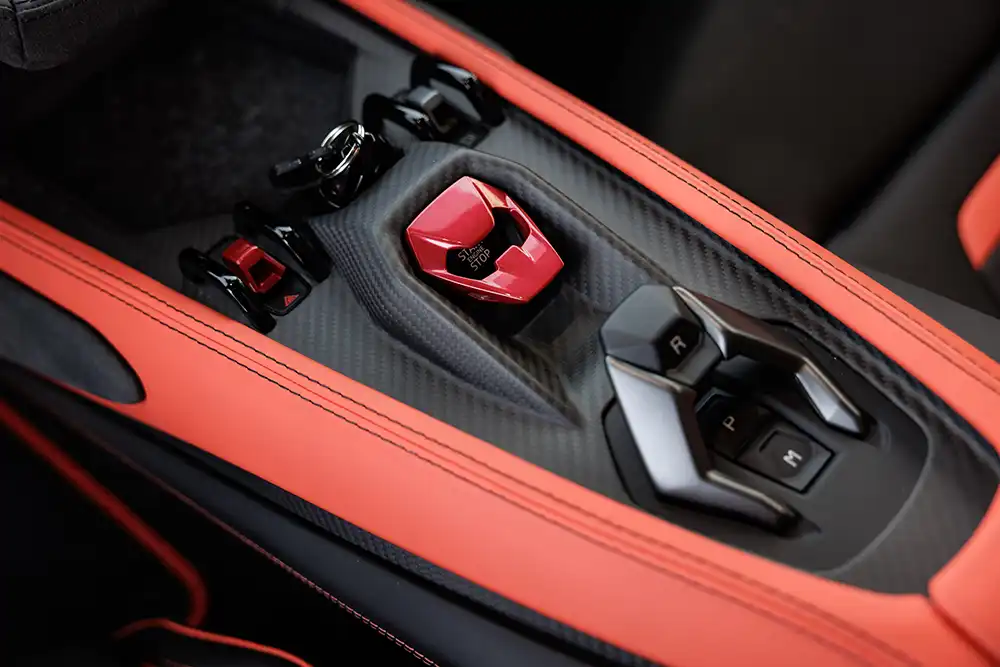 Der Startknopf setzt ebenfalls auf die Flieger-Metapher. Foto: Lamborghini