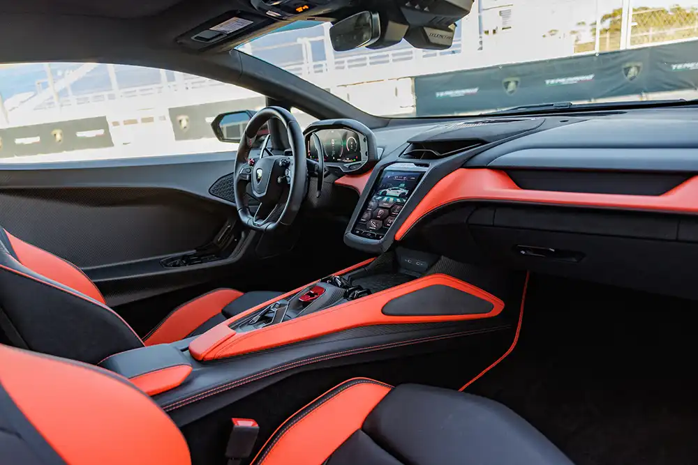 Im Cockpit soll man sich fühlen wie in einem Düsenjäger. Foto: Lamborghini