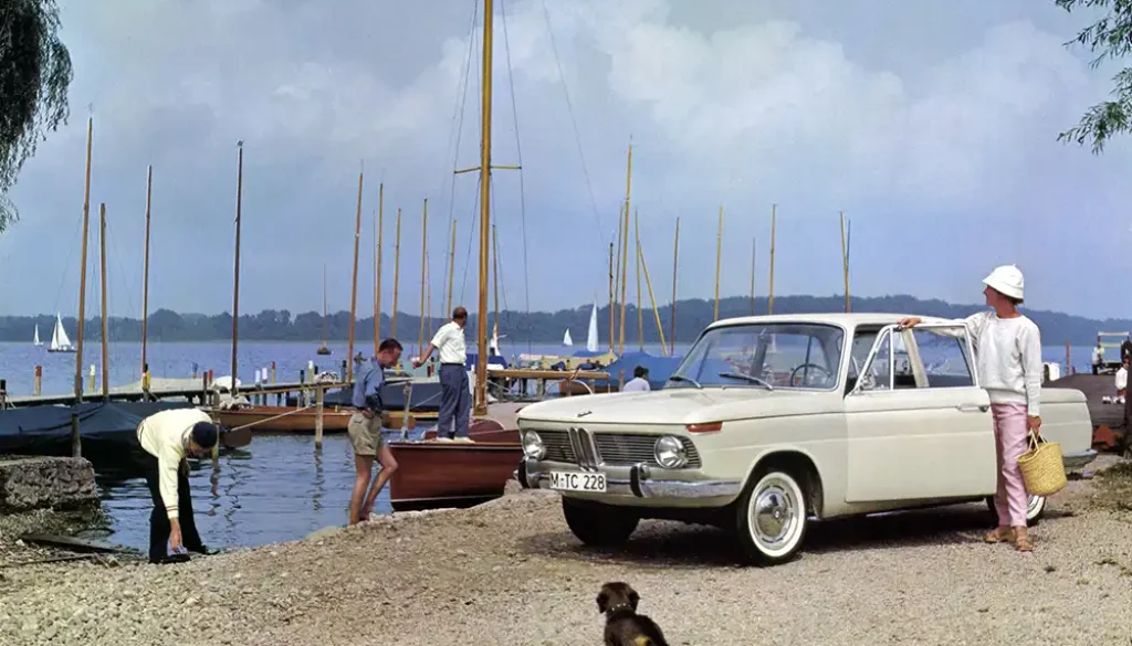 02_Bayerisches_Idyll_mit_Dackel_Boot_und_Neuer_Klasse_-__Quelle_BMW_AG