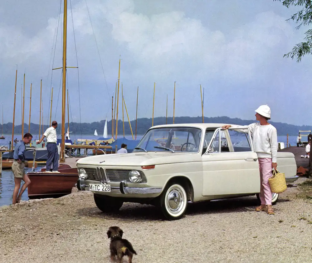 Bayerisches Idyll mit Dackel, Boot und Neuer Klasse – Der BMW 1500 beherrschte ab 1961 den Spagat zwischen Sportwagen, Familienlimousine und Businessliner. Foto: BMW AG