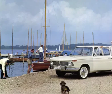02_Bayerisches_Idyll_mit_Dackel_Boot_und_Neuer_Klasse_-__Quelle_BMW_AG