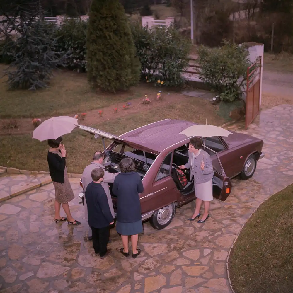 Französischer Fixstern Renault 16 – Die fünftürige Fließhecklimousine mit variablem Innenraum definierte 1965 die Mittelklasse neu. Foto: Renault