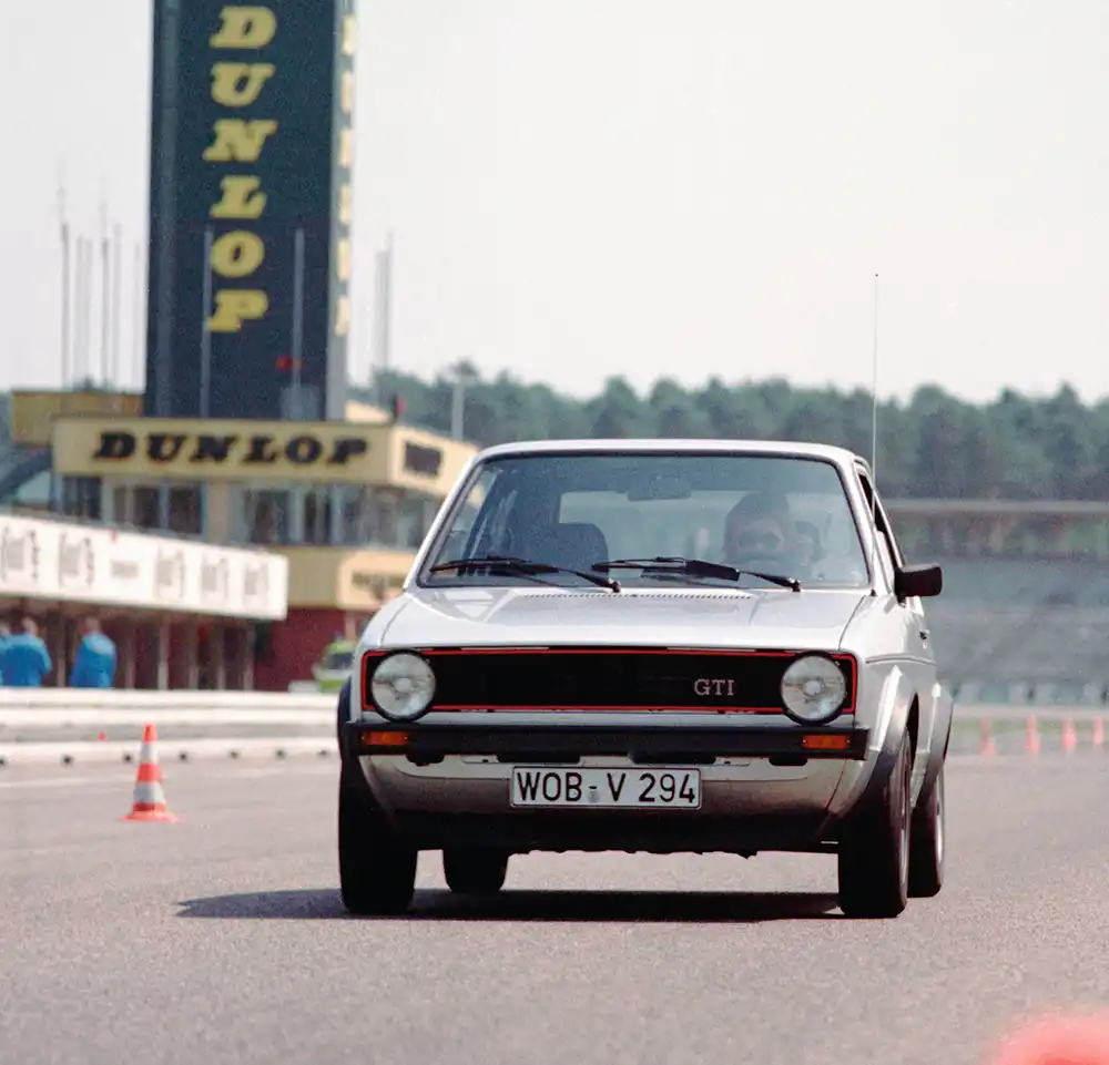 Der Volkswagen Golf prägte die moderne Kompaktklasse – 1975 löste er als GTI-Kraftpaket einen sportlichen Urknall aus. Foto: Volkswagen
