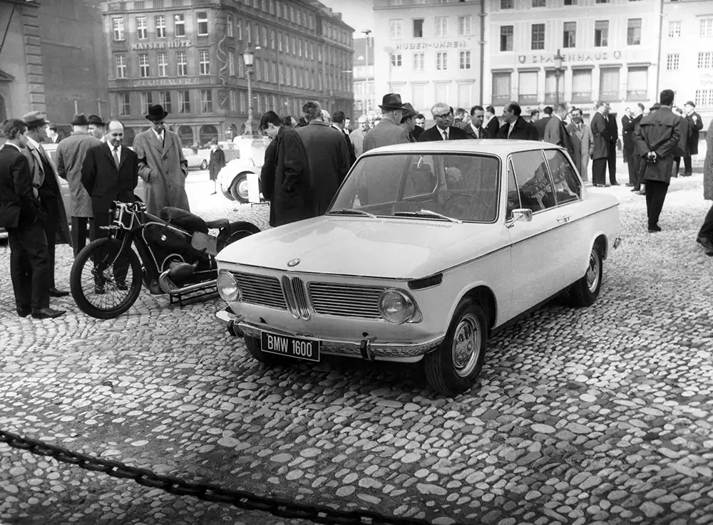 Eigentlich sollte der 1966 vorgestellte zweitürige BMW 1600 nur das Einstiegsmodell ins Markenprogramm sein, aber dann entwickelte er sich zum Urahnen der legendären 02-Sportler. Foto: BMW AG