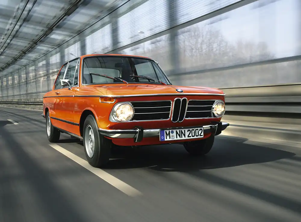 Diesen Renner respektierten bei Sprintderbys sogar Porsche-Piloten – BMW 2002 tii. Foto: BMW AG