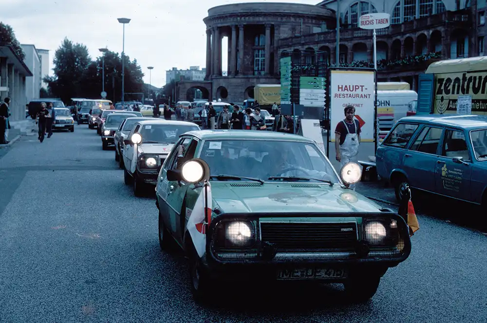 Problemfreie 15.000-Kilometer-Fernfahrt zur IAA-Premiere nach Frankfurt – Der Mazda 323 avancierte 1977 zum Messestar. Foto: Mazda