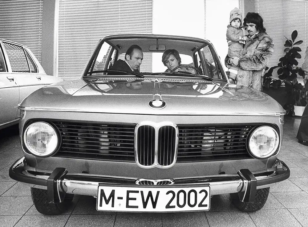 Populär bei Promis – Der BMW 2002 überzeugte auch den Fußballstar Gerd Müller und seine Familie. Foto: BMW AG