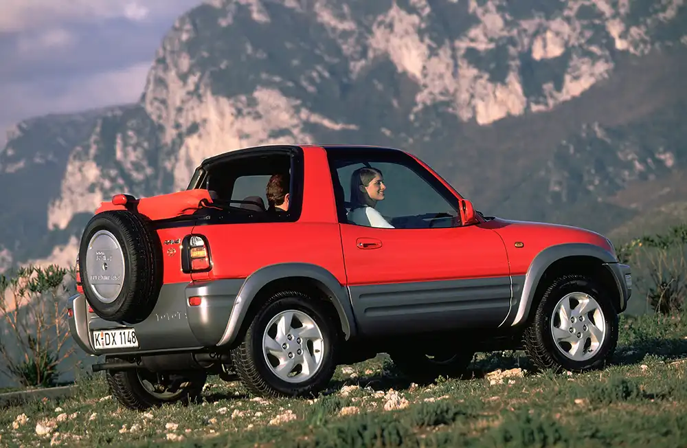 Er brachte den Kompakt-SUV in begehrenswerte Form – Der Toyota RAV4 kam vor 30 Jahren in Fahrt und ist heute der weltweit meistgekaufte SUV. Foto: Toyota