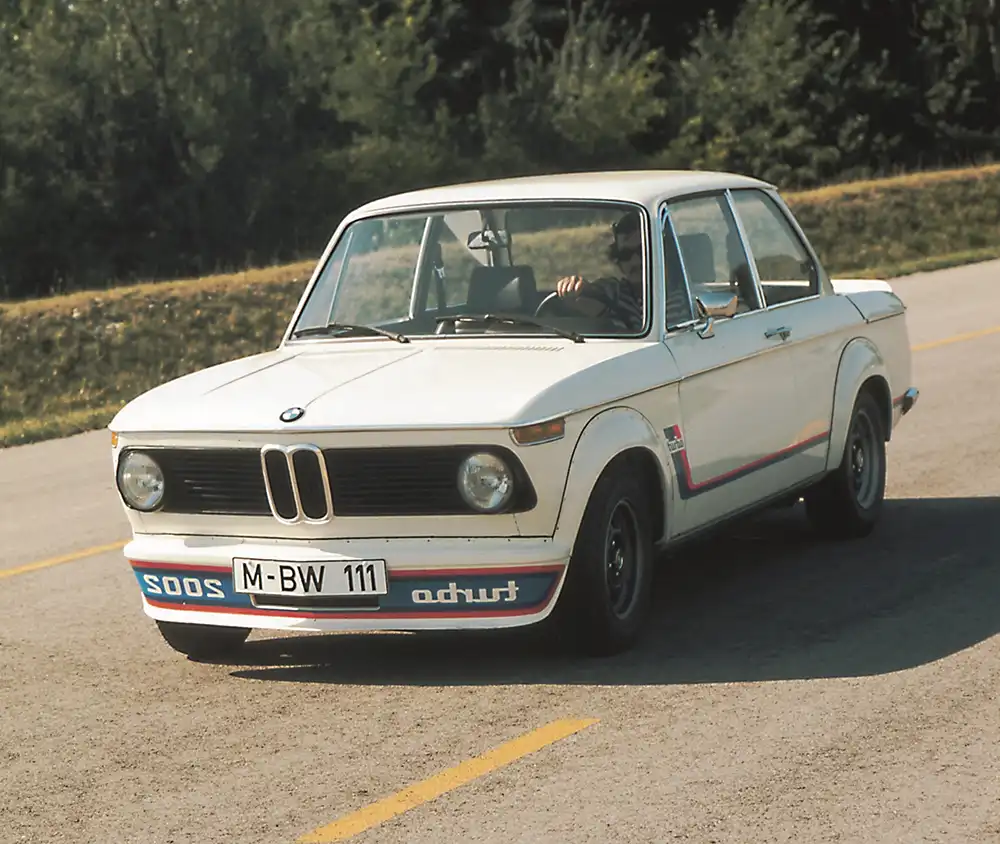 Spoiler mit Spiegelschrift für freie Überholspuren – Der BMW 2002 Turbo startete 1973. Foto: BMW AG