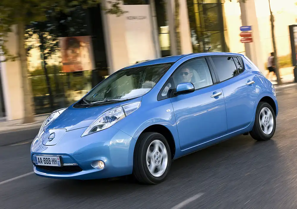 Er war nicht der erste Stromer, aber das erste E-Modell in Massenproduktion – Der Nissan Leaf von 2011. Foto: Nissan