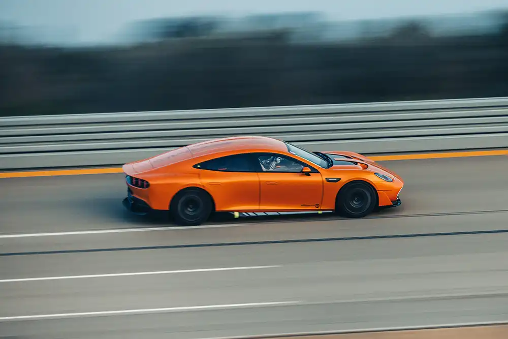 Nach sieben Tagen, 13 Stunden, 24 Minuten und sieben Sekunden waren exakt 40.075 Kilometer absolviert – der Erdumfang am Äquator. Foto: Mercedes-AMG