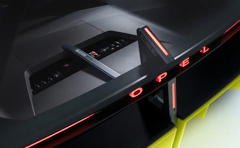 Das Kompass-Motiv findet sich in Kombination mit den breiten LED-Leuchten auch am Heck. Foto: Opel