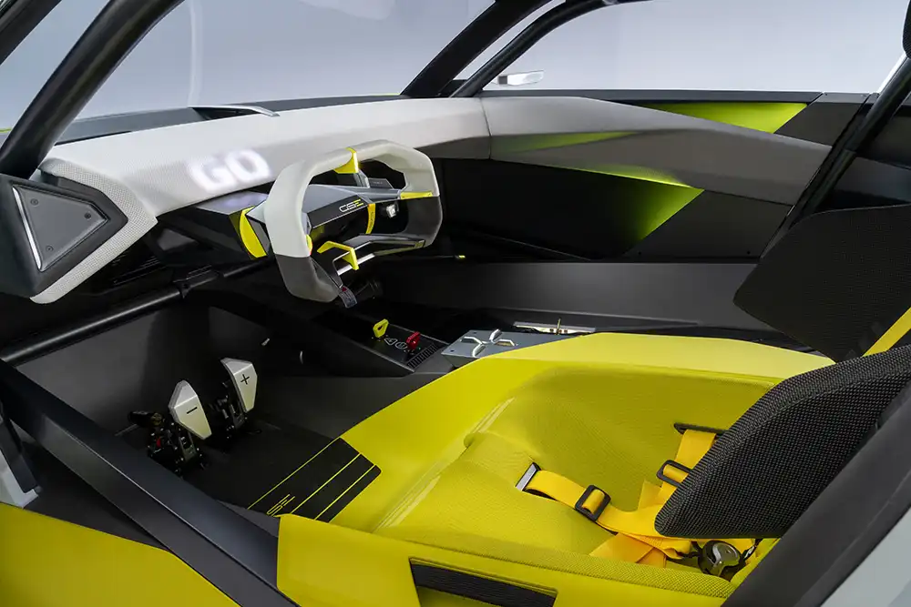 Das Lenkrad ermöglicht den Blick auf die ins Head-up-Display gespiegelten Fahrdaten. Foto: Opel