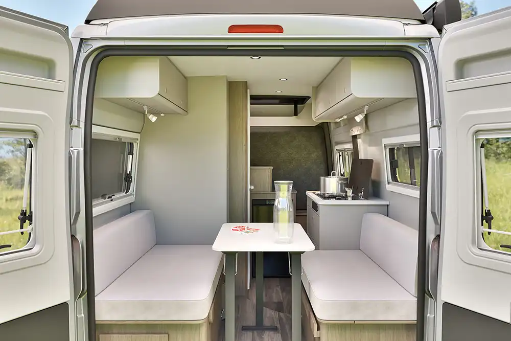 Carado nutzt den kurzen Radstand des Stellantis-Transporters für einen innovativen Grundriss. Beim CV 541 Plus verzichtet das Unternehmen aus Leutkirch auf fest installierte Betten. Foto: Carado