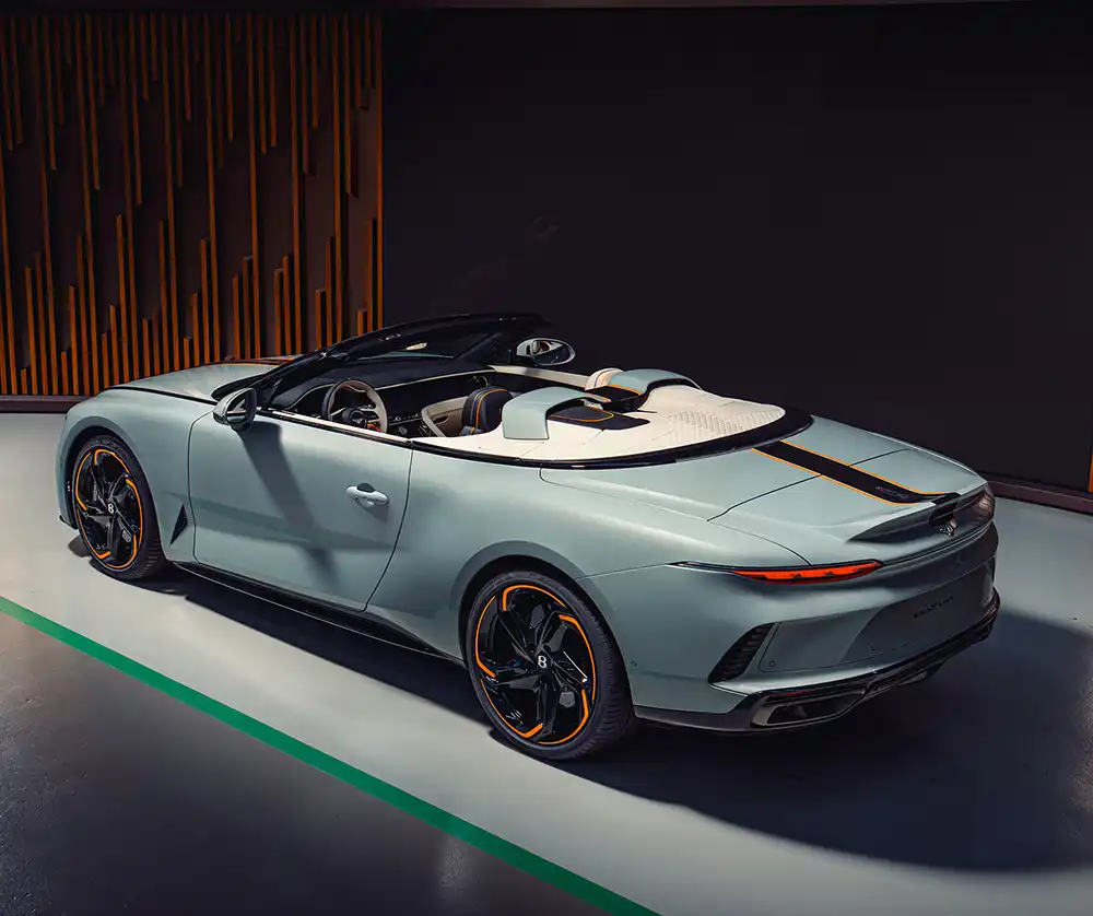 Die aufwendig gestaltete Karosserie wurde in der Farbe Opalite lackiert, von der sich Akzente in Schwarz und Orange abheben. Foto: Bentley