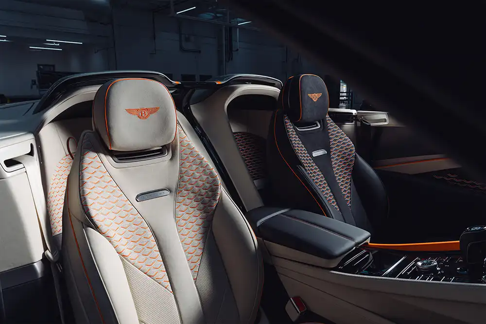 Der Innenraum wurde nach dem sogenannten „One plus One“-Prinzip gestaltet: Fahrer- und Beifahrerseite sind farblich klar voneinander getrennt. Foto: Bentley