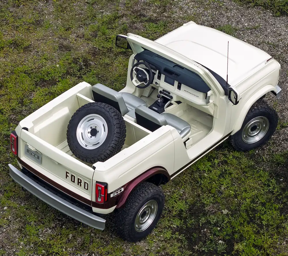 Das Roadster Concept verzichtet wie das Original auf B- und C-Säulen. Foto: Ford