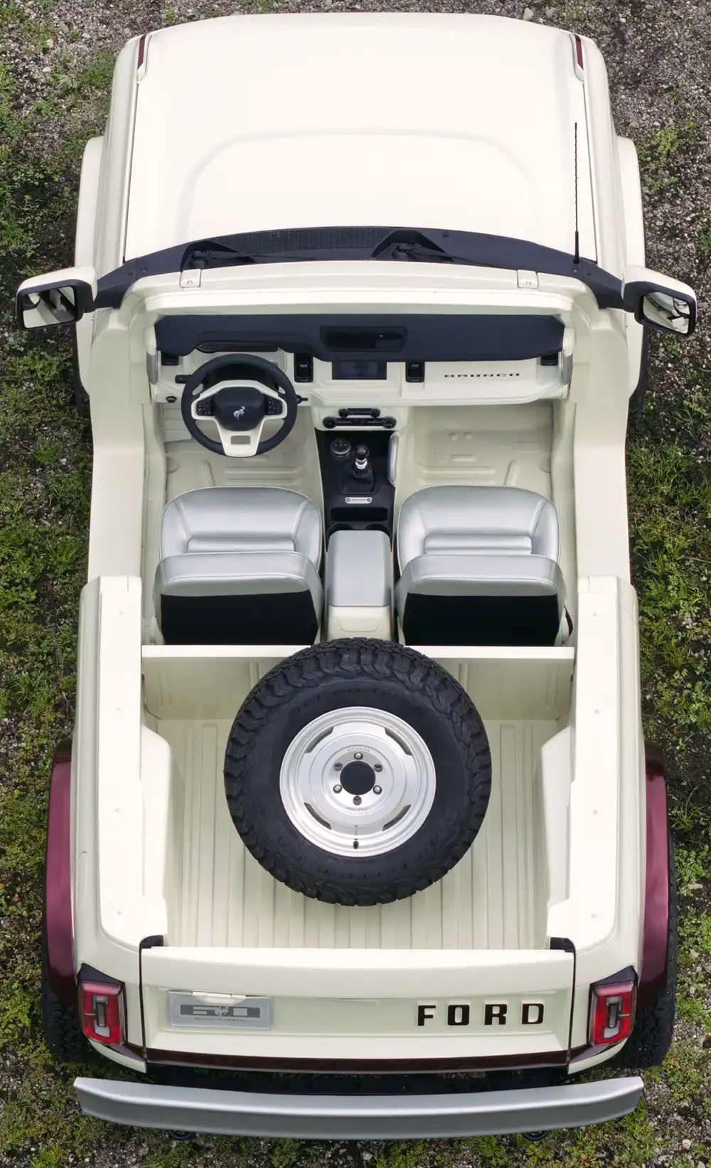 Die offene Ladefläche wird fast vollständig von einem vollwertigen Ersatzrad ausgefüllt. Foto: Ford