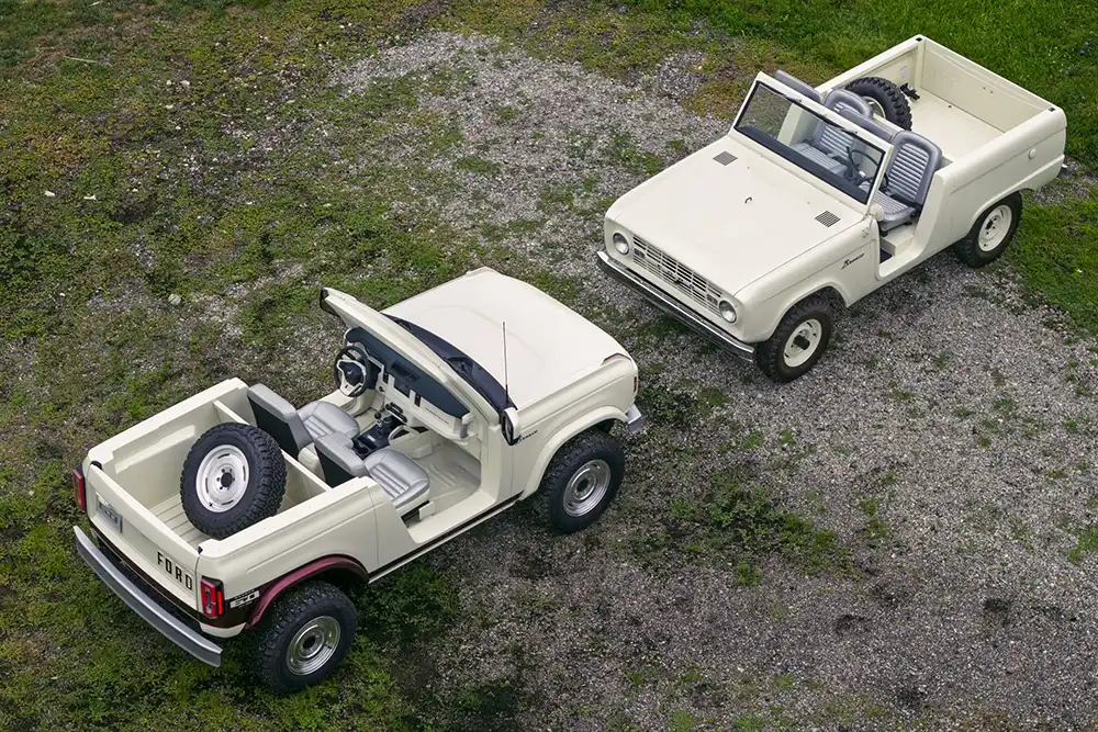 Das Original, der Bronco Roadster rechts im Bild, wurde von 1966 bis 1968 gebaut. Foto: Ford