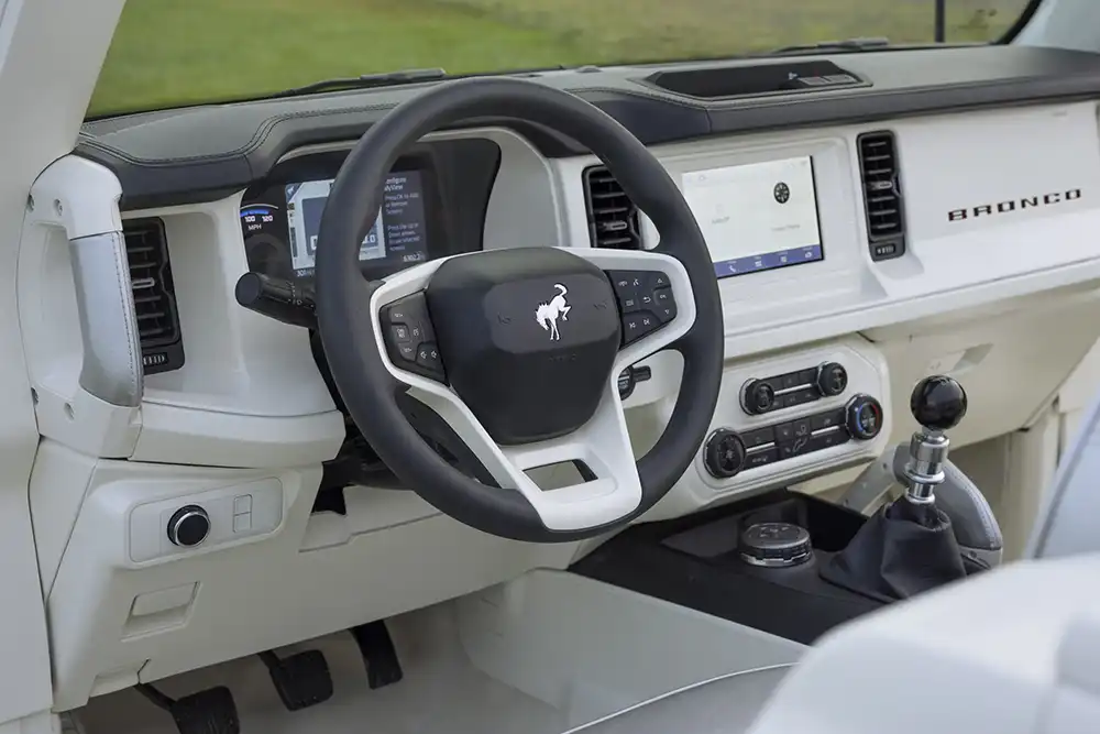 Der Arbeitsplatz des Roadster Concept ist modern eingerichtet. Ein Handschalthebel verrät den Antrieb. Foto: Ford