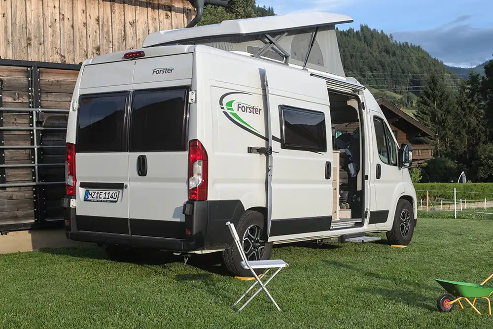 Ein Familien-Camper-Van mit fünf Gurt gesicherten Sitzen sowie fünf Schlafplätzen, dazu ein Raumbad mit eigener Duschkabine, und das alles auf sechs Metern – der Forster V599 VB5 Flip machts möglich. Foto: Forster