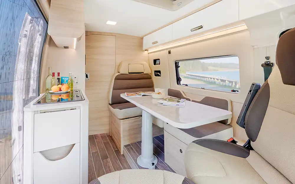 Die Sitzgruppe ist u-förmig angelegt. Foto: Forster