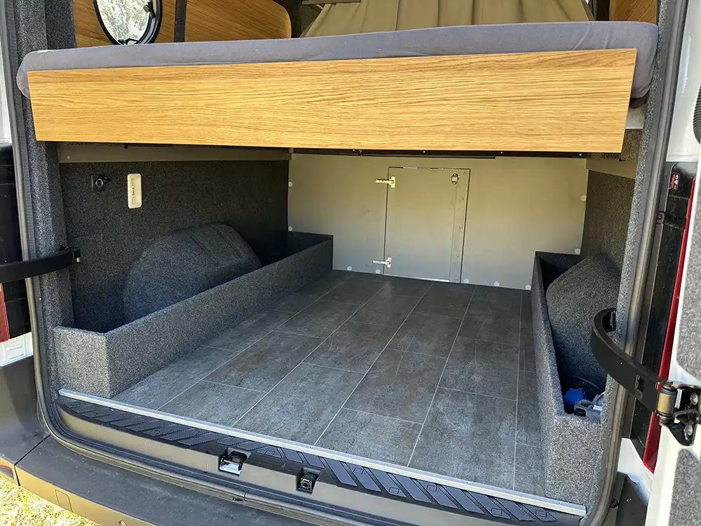 Unterm Doppelbett bietet der Eiffeland Nissan Interstar-e eine geräumige "Garage". Foto: Nissan