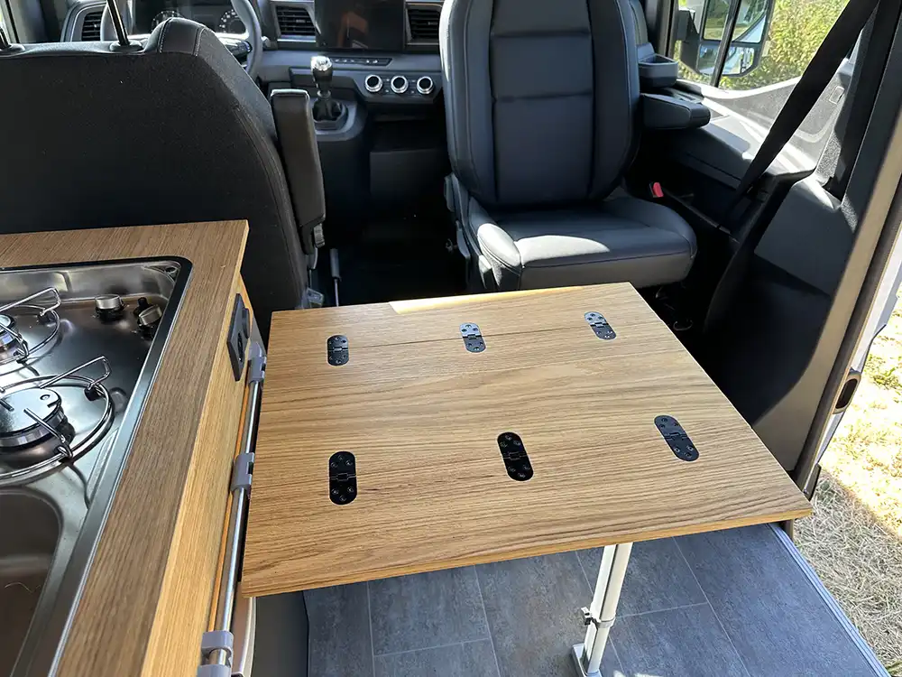 Nissan Interstar-e Camper: Zur Eifelland-Ausstattung gehört auch ein Falttisch, der als Ess- oder Küchenarbeitstisch genutzt werden kann. Foto: Nissan