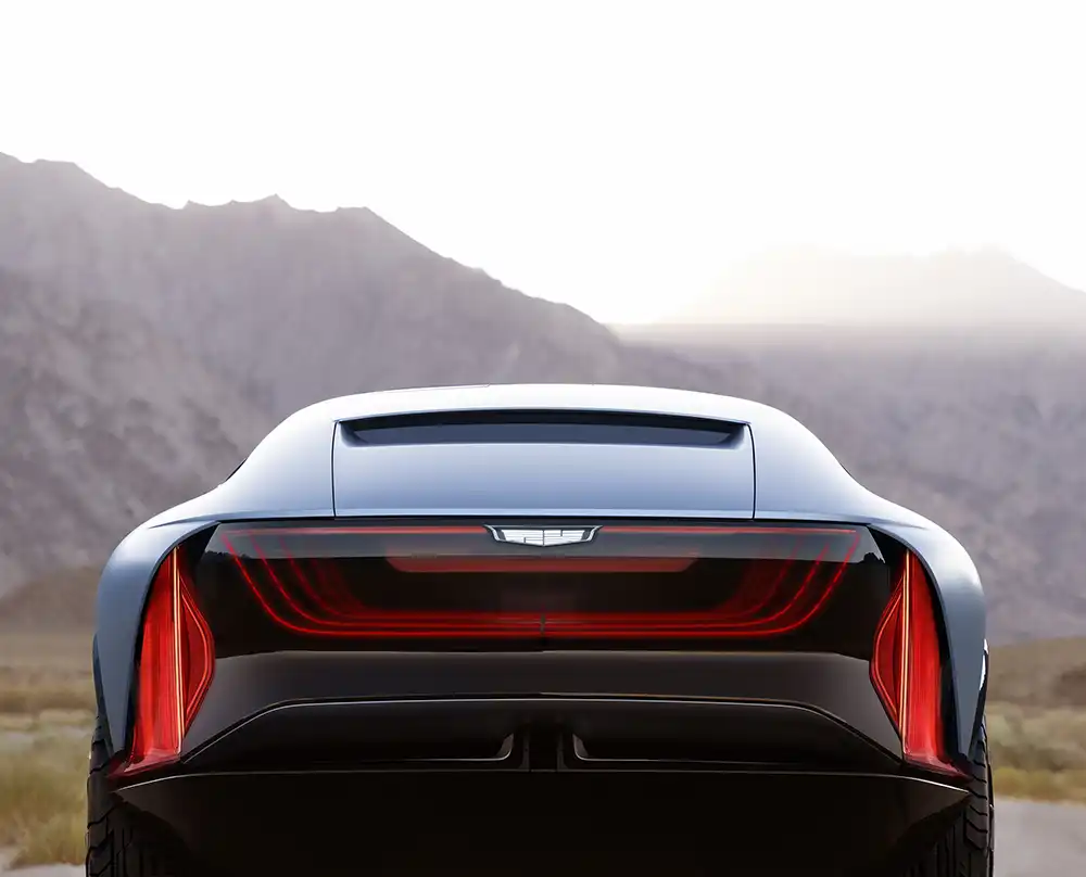 Die Heckscheibe des Cadillac Elevated Velocity beschränkt sich auf einen schmalen Glasschlitz. Foto: Cadillac