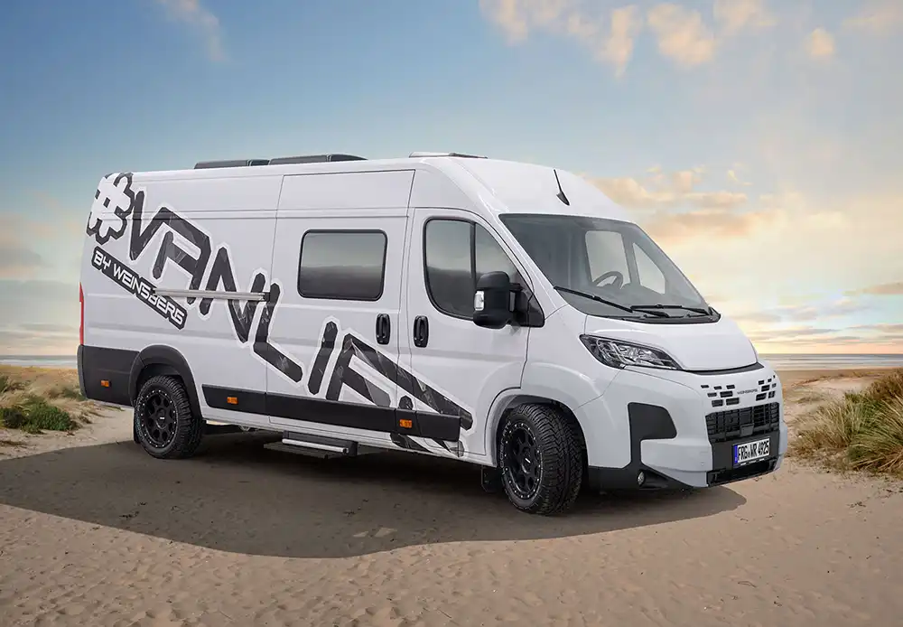 Direkt hinter der Trennwand entpuppt sich eine äußerst opulente Winkelküche mit Zwei-Flammen-Kocher und sehr viel Arbeitsfläche geradezu als Paradies für Hobbyköche. Foto: Weinsberg